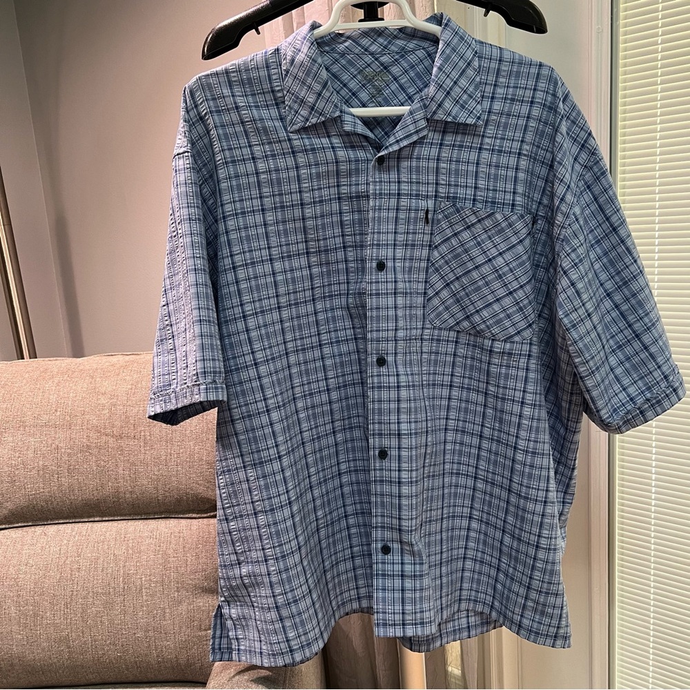 3X Mens Button-Down Collared Shirt has W-like logo, unknown which brand